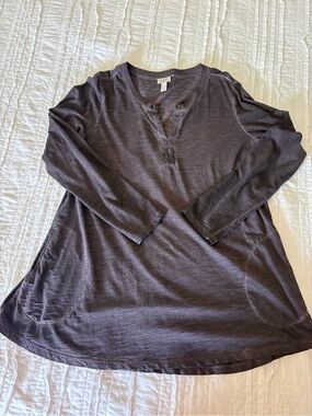 LOGO by Lori Goldstein Lightweight Scoop Notch Long Sleeve Top in Faded Black